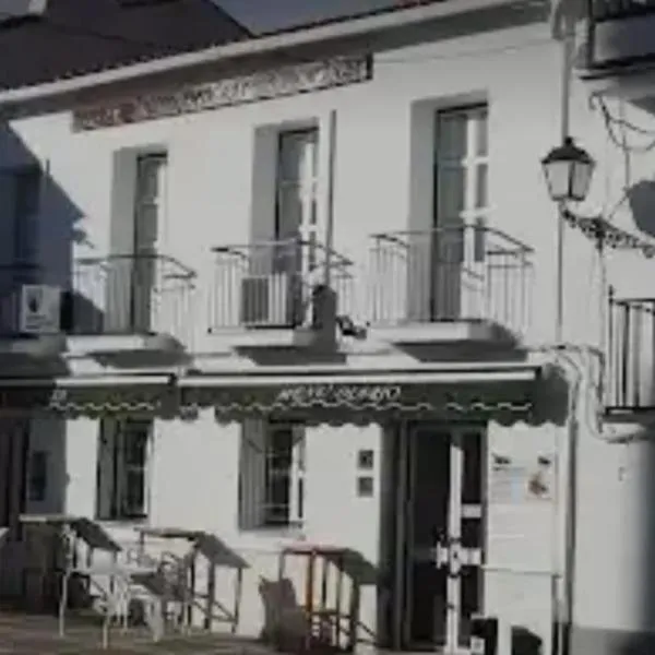 Hostal 2 estrellas -Restaurante Las Tres Encinas, hotel en Arroyomolinos de León