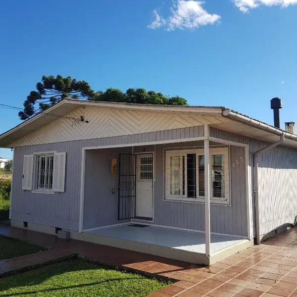 Casa Aurora, Completa, no Centro, Cercada, 130m quadrados, 11 Pessoas, Wi-Fi, 3 Quartos, Cozinha e Sala Integrados, 2 Banheiros, Varanda, Garagem Coberta 1 carro, Estacionamento Interno 3 Carros, Churrasqueira, Lareira de Alta Performance, Fogão de Ferro, khách sạn ở Cambará