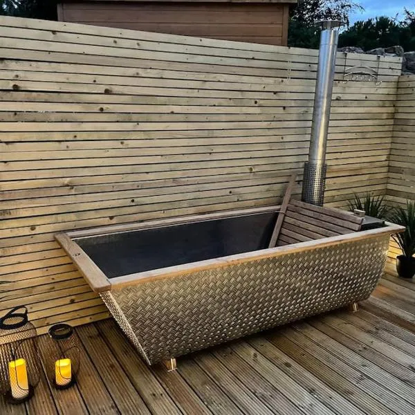 Hill Garth Cottage - Luxury 2 Bed with Wood Burning Hot Tub, hotel in Wooler