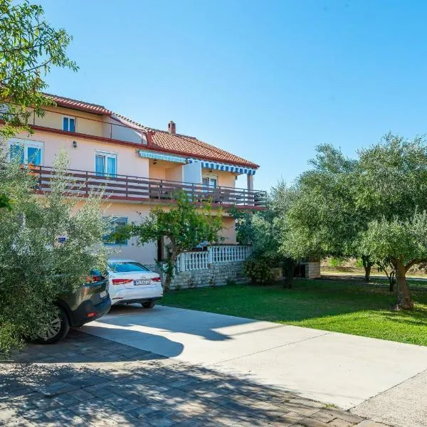 Apartments by the sea Bibinje, Zadar - 5786, готель у місті Бибинє