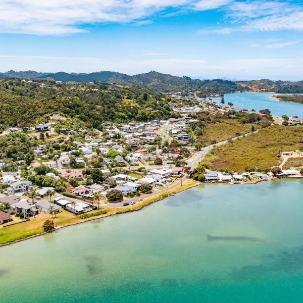 Waterfront Sunsets Studio, hotel in Ngunguru