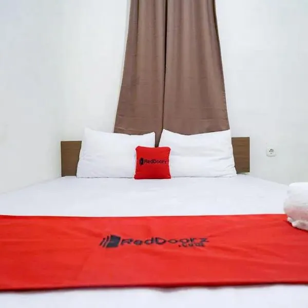 RedDoorz near Ekowisata Mangrove Belawan, hotel in Belawan
