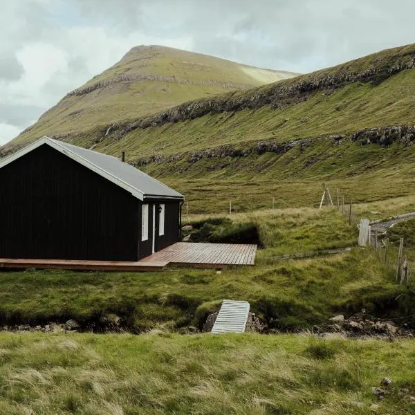 Authentic Cabin - Unique location - In nature - 2BR, hotel i Tjørnuvík