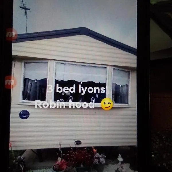 Deluxe 3 bedroom Lyons Robin hood oaklands with free wifi free sky, hotel in Meliden