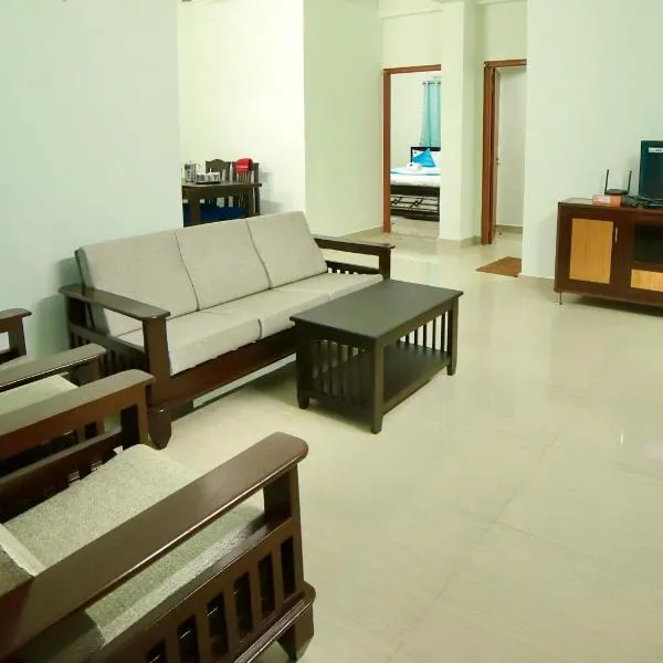 TrueLife - Family Suites - PS4 veg restaurant, on way to Balaji Temple - 2BHK AC apartments - Coffee Tea Milk - Super Fast WiFi, Kitchen, Smart TV, Parking - Easy access to Airport, Railway Station and to all Temples - Top service with lots of Love, hotel v destinaci Tirupati