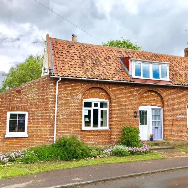 1 Tunns Cottages, Rushmere, nr Beccles, hotel in Beccles