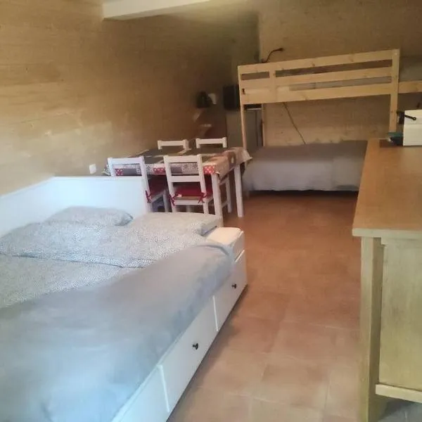 Très joli Studio refait à neuf au calme, hotel in Saint-Martin-Vésubie