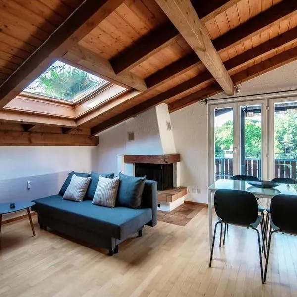 Casa Rogoria - Intimo rifugio con terrazza e caminetto, hotel di Astano