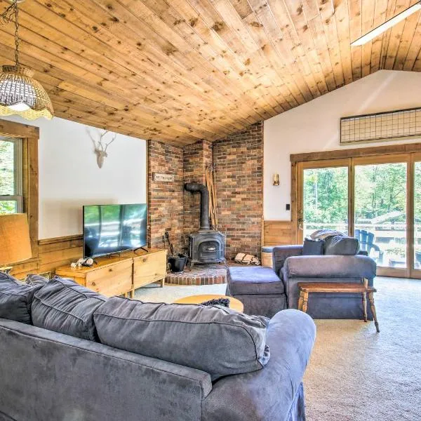 Cozy North Conway Home Walk to Slopes and Dtwn, hotel in North Conway