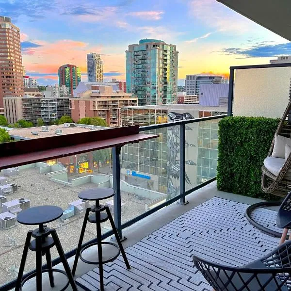 LUXURY DT, 2 Bedroom DEAL, Private Balcony, Full Kitchen, Gym - FREE PARKING, hotel en Calgary