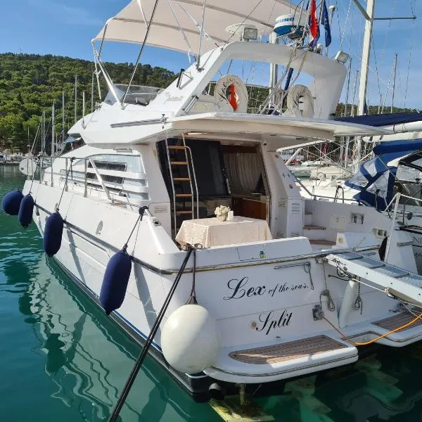Luxury Yacht - Lex of the Seas, hotel ve Splitu