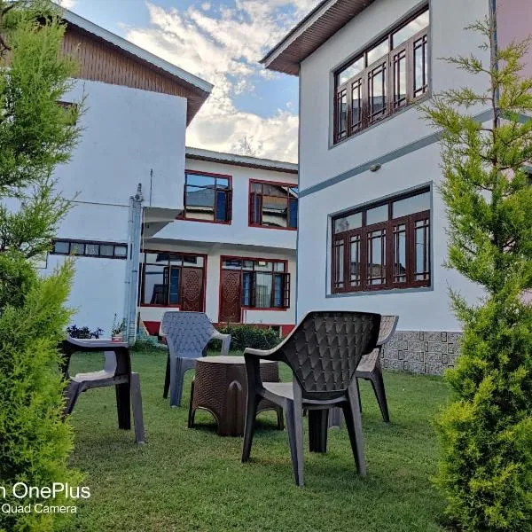 Kashmir Homestay, hotel di Khor