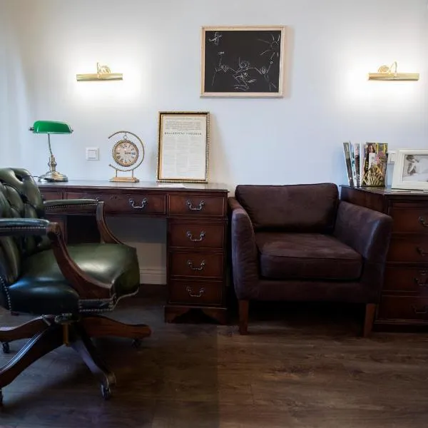 Luxury designer period apartment in Old Town by the presidential palace, hotel in Vinohrady