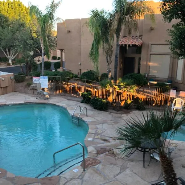 2 master suites and loft with kitchenette in upper level within our shared townhome, hotel v destinaci Mesa