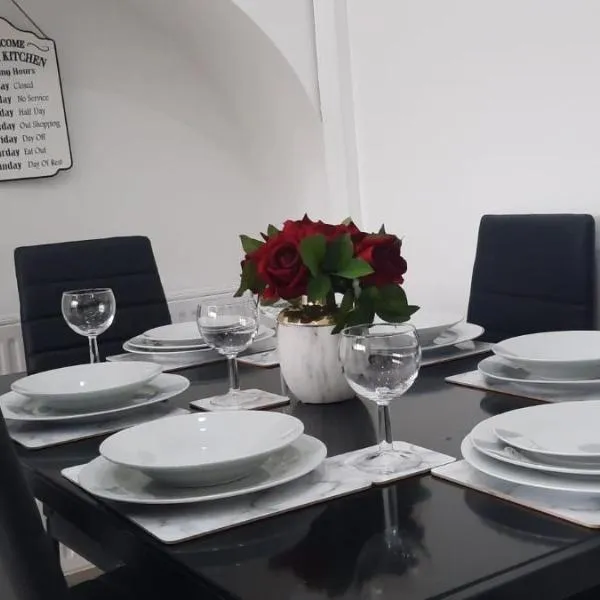 Stylish and homey 3 bedroom house with free parking & Wi-Fi, hotel v destinaci Minworth