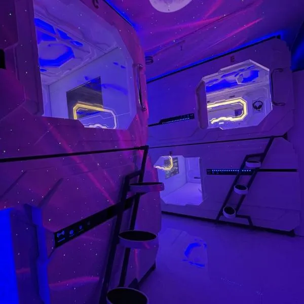 BMAX SPACEPODS sleep in space - 4mins from Mactan Airport, hotel v destinaci Pusok