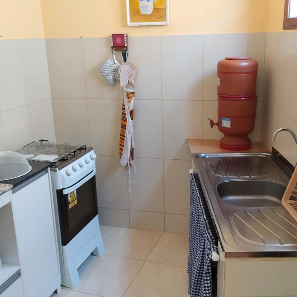 Kitinete amplo e aconchegante ao pé da serra - Foto 3