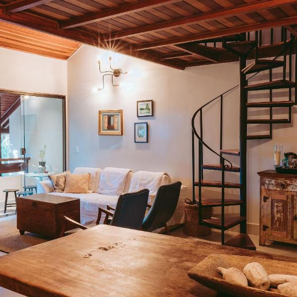 Duplex com lareira e TV Smart em meio à natureza