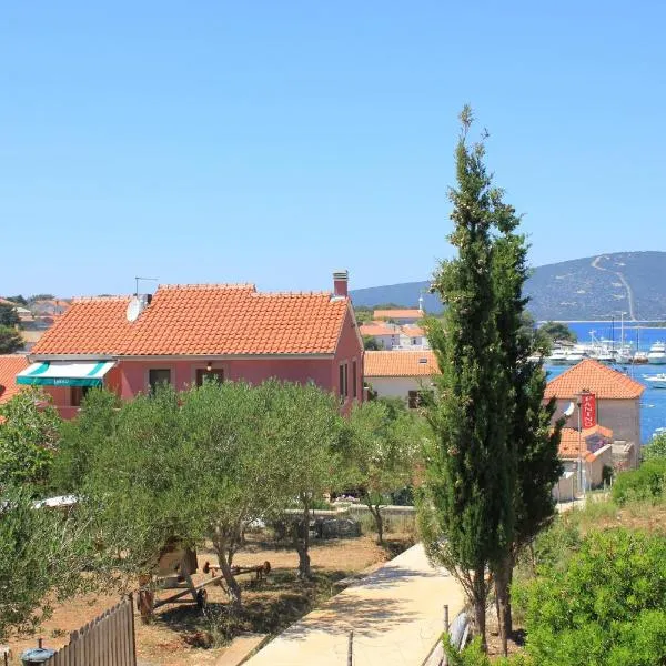 Apartments by the sea Ilovik, Losinj - 8069: Ilovik şehrinde bir otel