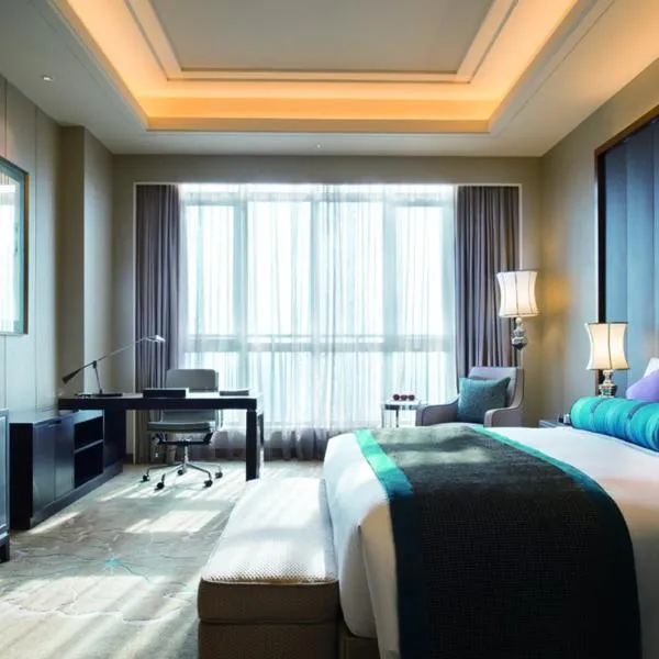 Crowne Plaza Tianjin Jinnan, an IHG Hotel, готель у місті Xiaosunzhuang