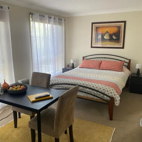 Private room with ensuite and parking close to Wollongong CBD, hotel a Wollongong