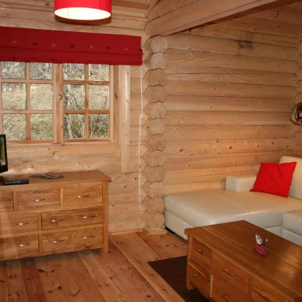 BCC Loch Ness Log Cabins, hotel in Bearnock