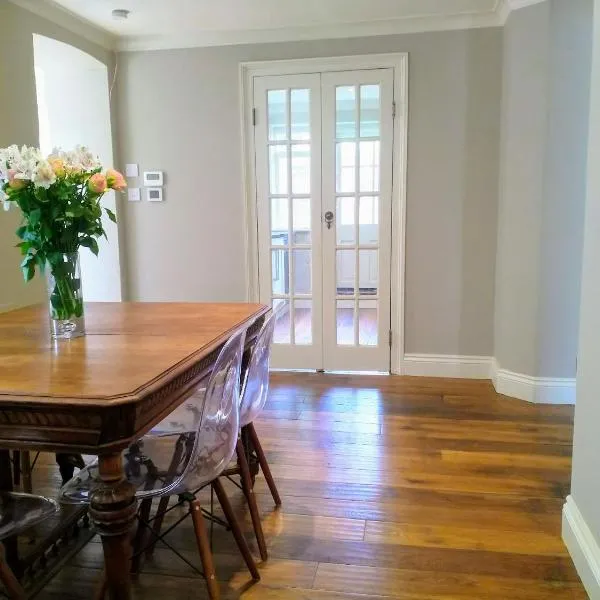 Elegant & spacious parkside 2-bedroom 2-bathroom flat in period building opposite Blackheath - great Greenwich location, free onsite parking, close to O2 Arena and easy to City by rail or tube!, hótel í London