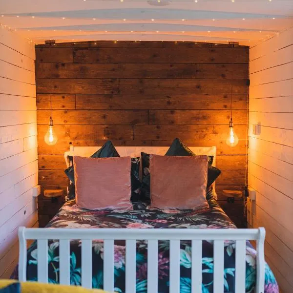 The Horrrsebox Tinyhouse Glamping, hotel v destinaci Garadice