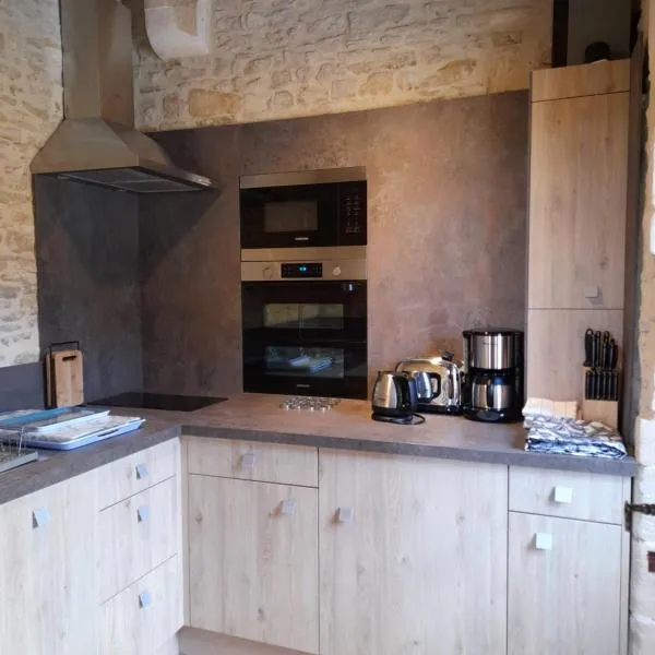 Chambres Résidentielles avec cuisine au Manoir de Mathan à Crépon 5 mn D'Arromanches et 10 mn de Bayeux, khách sạn ở Crépon