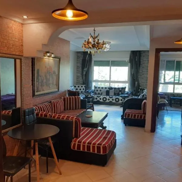 Stay Here, Nice Apartment with Garden View in center, 1 min walk From Beach, hotel v destinaci Džadída