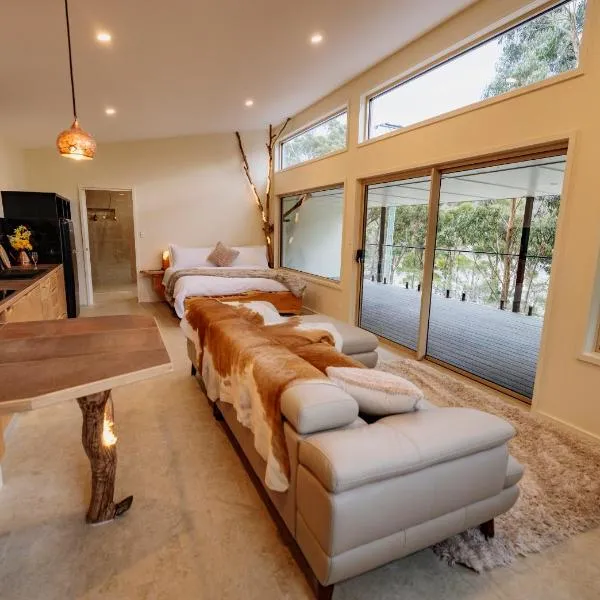 Bruny Island Oceanfront Luxe Cabin with Spa, hotel in Adventure Bay