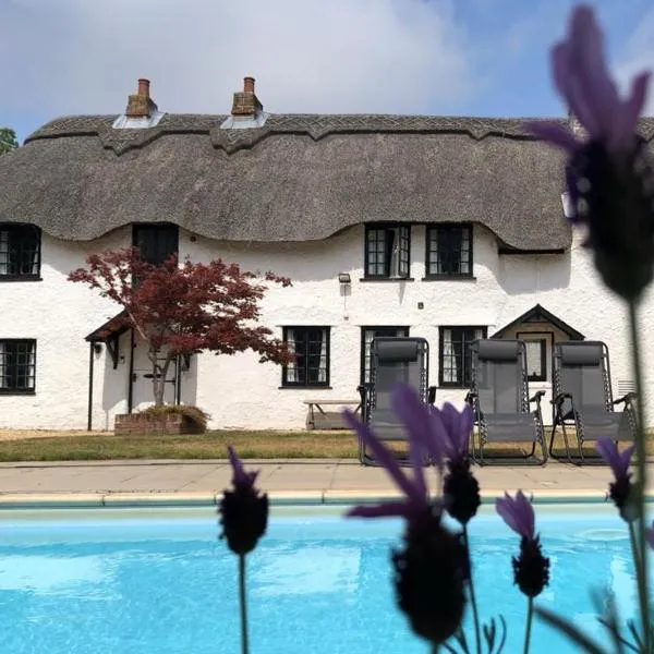 April Cottage, luxurious accommodation for coast and forest with pool & hot tub, hotel v destinácii Hordle