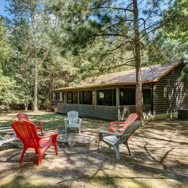 Private Broken Bow Cabin w/ Hot Tub + Gazebo!, hotel sa Broken Bow