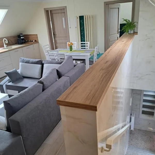 APARTAMENT SZMARAGD, hotel u gradu 'Zastań'