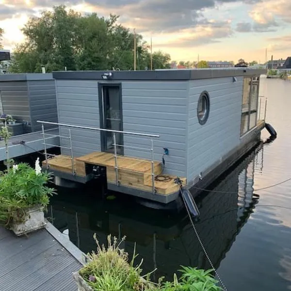 Unique new houseboat moored 4, hotel em Zwartsluis