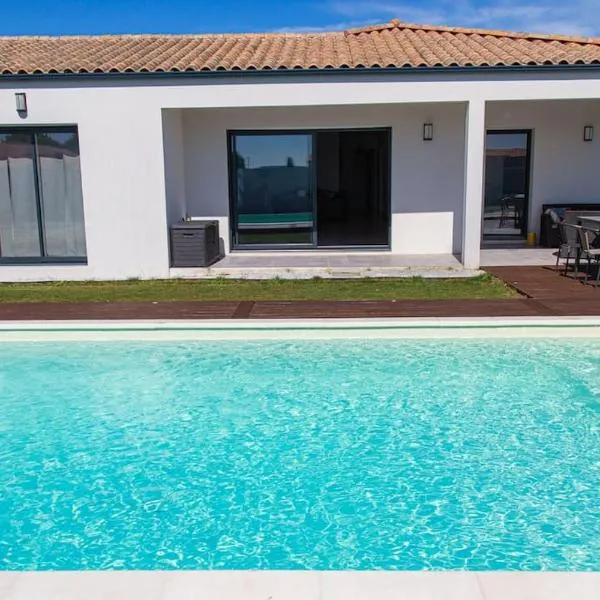 VILLA avec PISCINE chauffée trois chambres, hotel en Saint-Sulpice-de-Royan