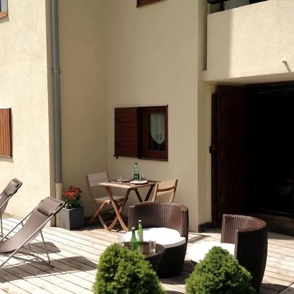 Appartement la Clusaz avec terrasse sur les pistes de ski、マニグードのホテル