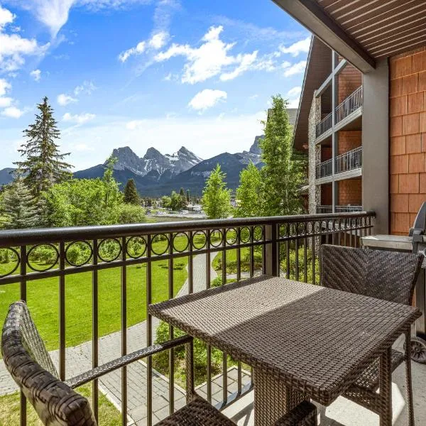 Outstanding Mountain Condo WATERSLIDE and HOT TUB managed by Little Sister Getaways, hótel í Canmore