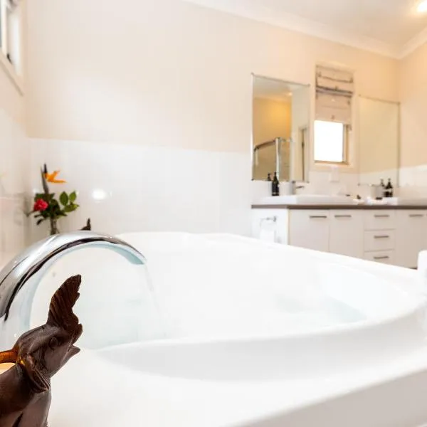 Camelot Boutique Accommodation, hotel in Tamborine