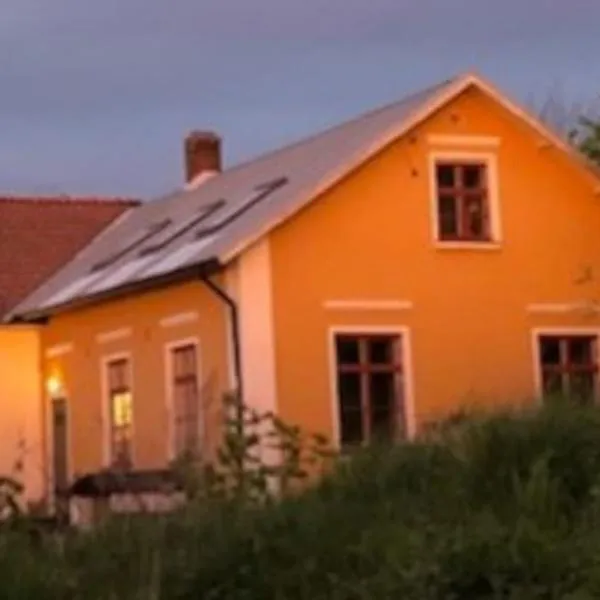 Svinaberga Skola. Eget boende i gammal skolsal., hotel in Kivik