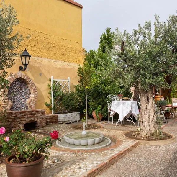 Beautiful Alamedas: casa rural con piscina, hótel í Alaejos