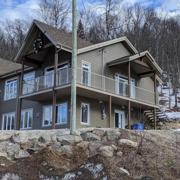 Chalet Au petit Édouard (Mont Édouard), hotel v destinaci LʼAnse-Saint-Jean