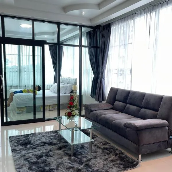 Service Apartment ใจกลางเมืองใกล้แหล่งท่องเที่ยวVipRoom203, hotel in Lampang