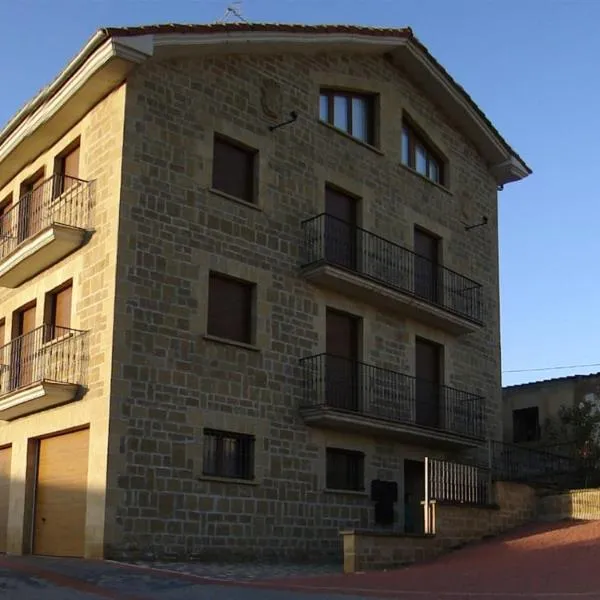 Apartamentos Eneriz, hotel in Añorbe