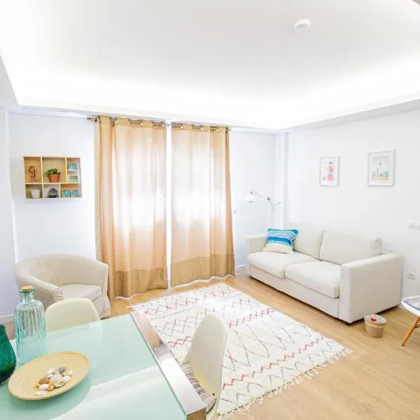City apartment with workspace & parking, hotell i Tarifa