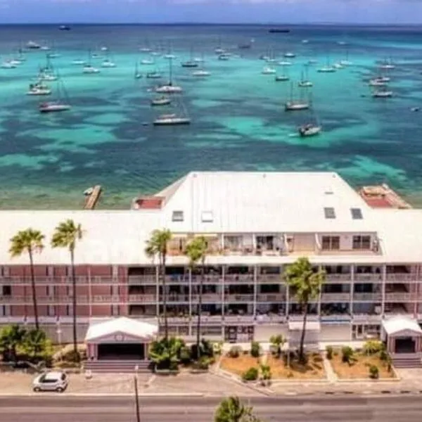 Superbe studio Dolce Vita vue mer plage piscine, hotel v destinaci Marigot