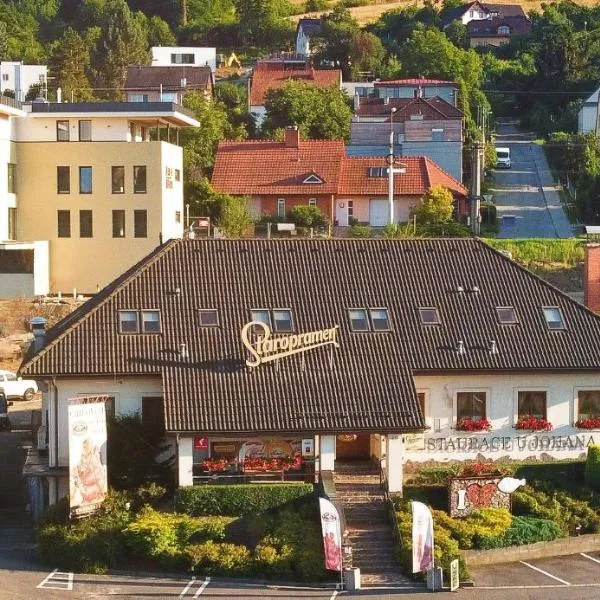 Penzion a Restaurace U Johana, hotel in Slušovice