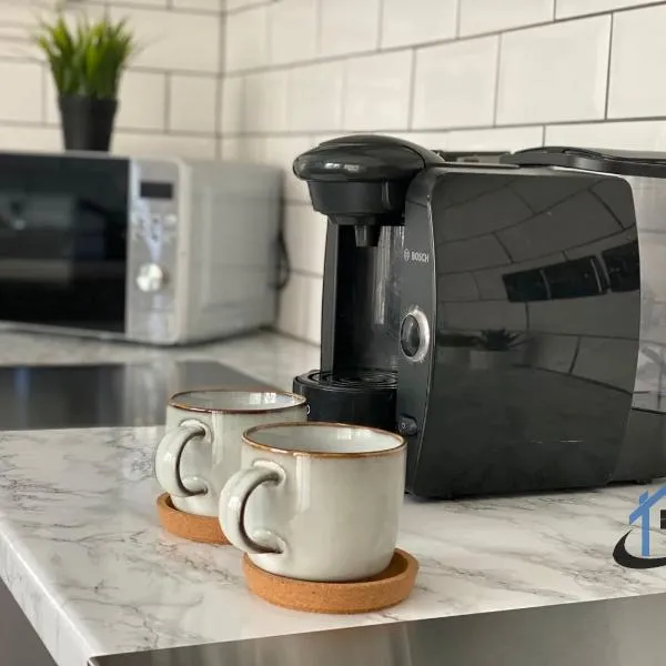 Acaster House, x4 rooms with en-suites x1 room private bathroom, street parking, close to train station, hotel v destinaci Kettering