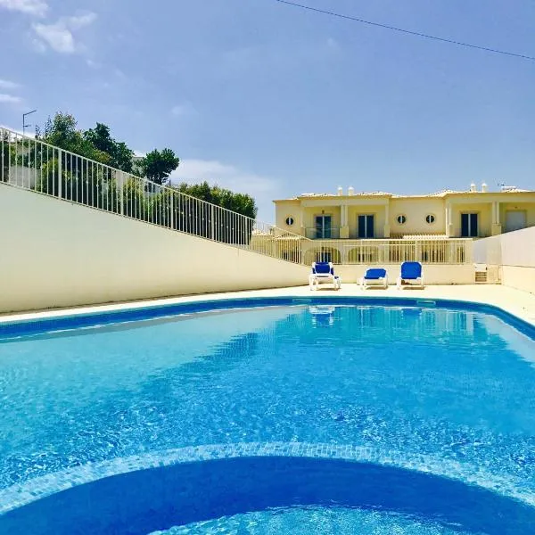 Villa in the heart of the sunny beach of Albufeira, hotel u gradu 'Guia'