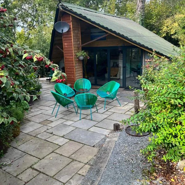 The Shed . A cosy, peaceful, 96% recycled, chalet., hotel in Swansea
